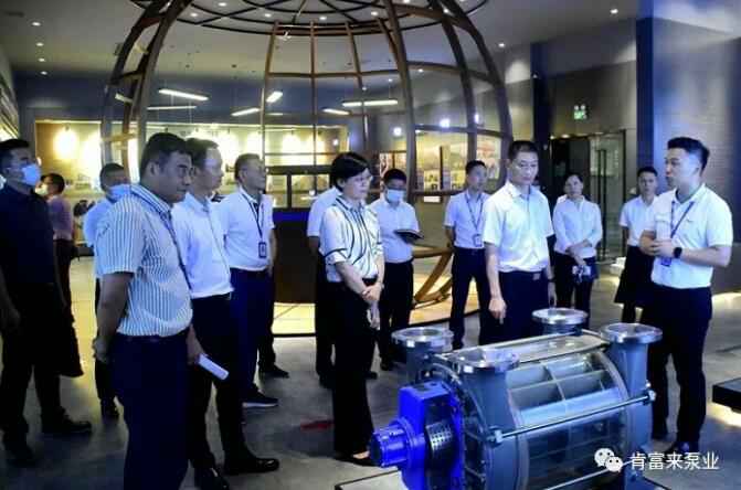 公司董事长、总经理陈迪(右一)向李军区长(右二)一行介绍世界杯体育官方网站-世界杯(中国)产品